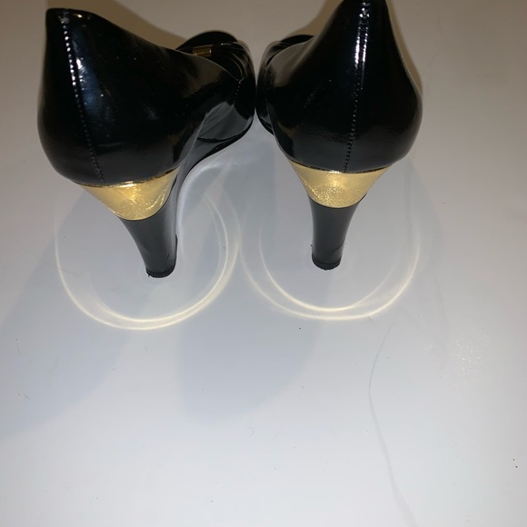 TAHARI WEDGE HEEEL DRESS SHOES. Size US 8 - Picture 6 of 6